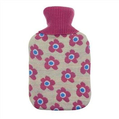 Kukkakuvio neulottu kuumavesipullon kansi